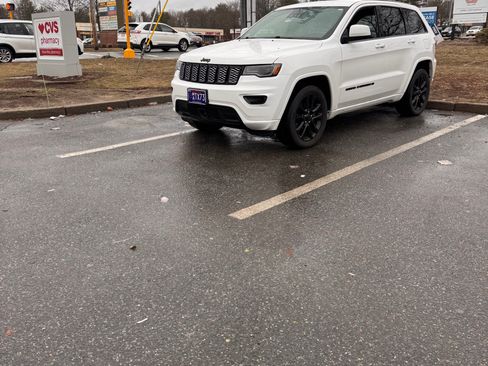 Used 2022 Jeep Grand Cherokee Laredo X image 1