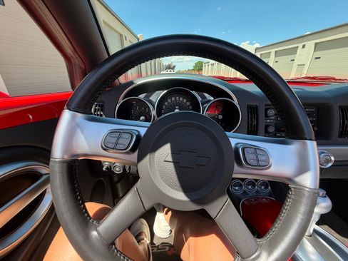 Used 2004 Chevrolet SSR w/ Preferred Equipment Group RWD image 6