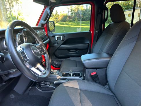 Used 2019 Jeep Wrangler Unlimited Sahara w/ Uconnect 4C Nav & Sound Group image 10