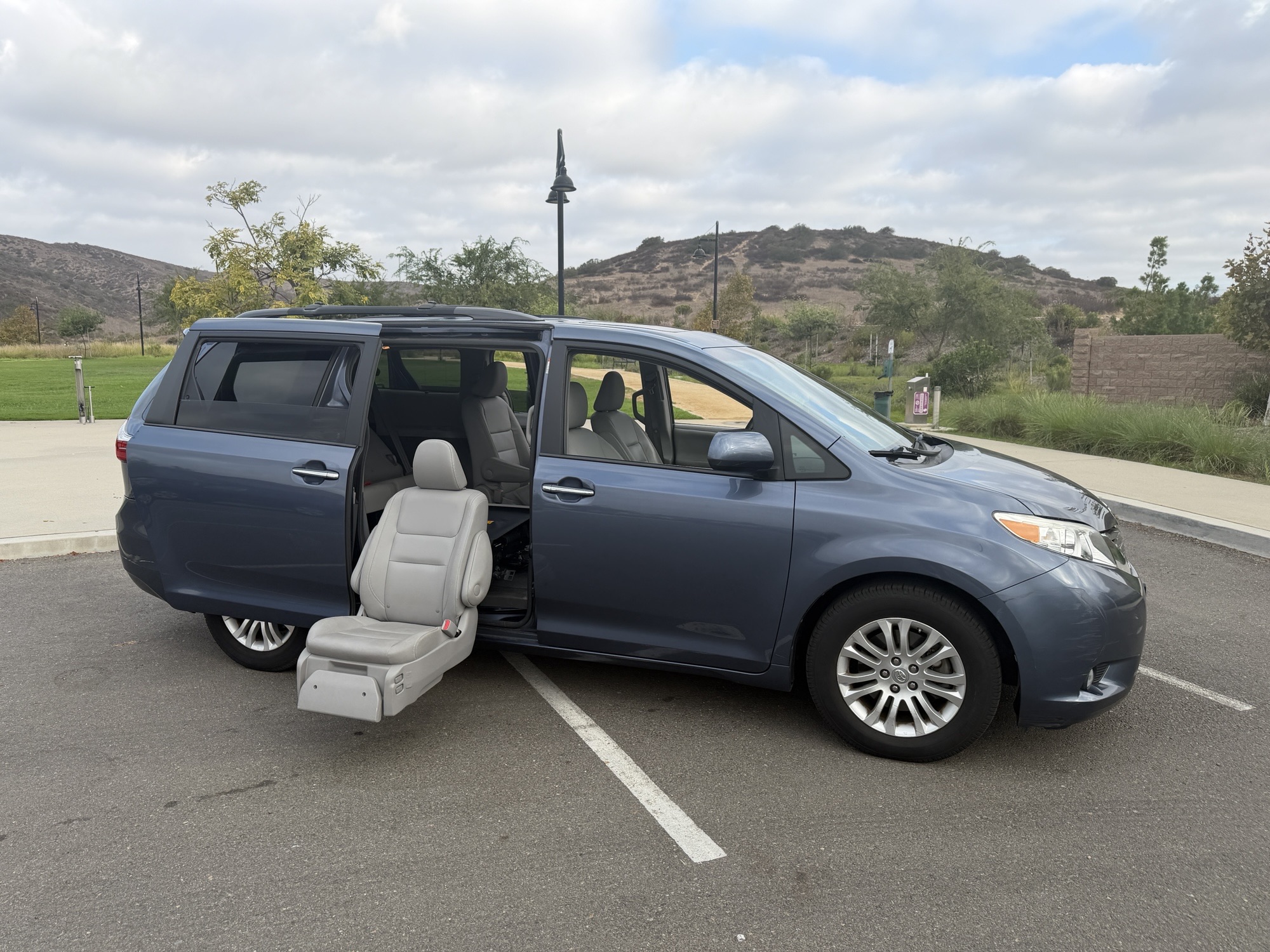 Used 2016 Toyota Sienna XLE FWD image 1