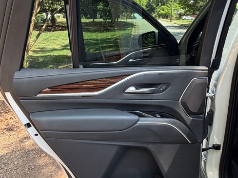 Used 2022 Cadillac Escalade Premium Luxury AWD/4WD image 22