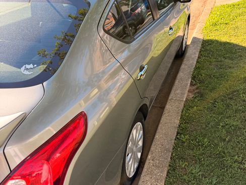Used 2013 Nissan Versa SV FWD image 6