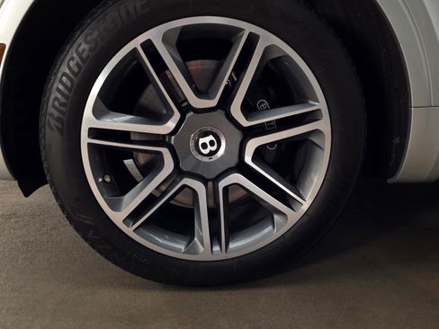 Used 2018 Bentley Bentayga Onyx Edition image 15