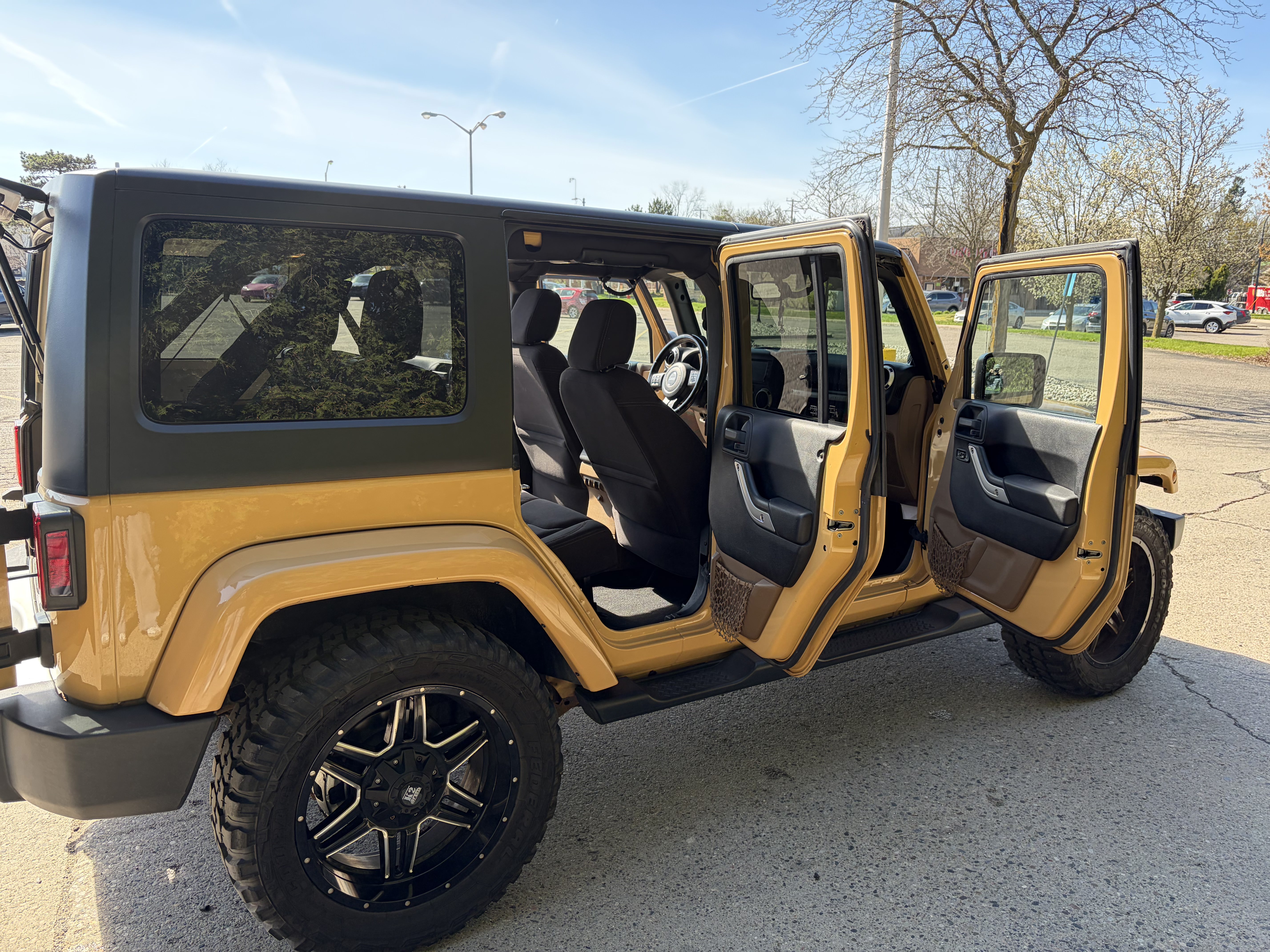 Used 2013 Jeep Wrangler Unlimited Sahara w/ Connectivity Group AWD/4WD image 14