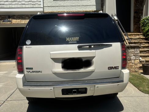 Used 2011 GMC Yukon Denali image 6