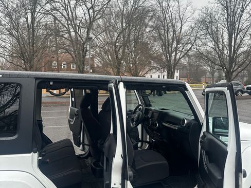 Used 2013 Jeep Wrangler Unlimited Sahara image 11