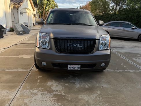 Used 2012 GMC Yukon XL Denali image 2