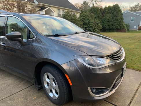 Used 2018 Chrysler Pacifica Touring Plus image 4