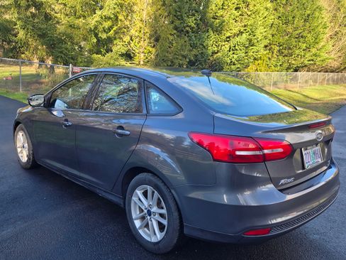 Used 2017 Ford Focus SE image 2