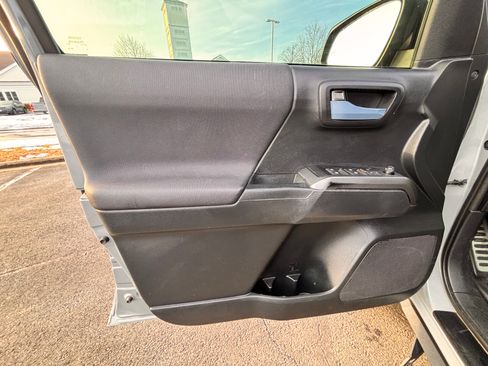 Used 2019 Toyota Tacoma TRD Sport image 17