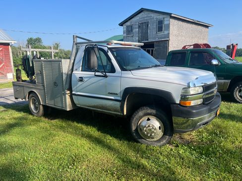 Used 2002 Chevrolet Silverado 3500 4x4 Regular Cab w/ Snow Plow Prep Pkg image 1