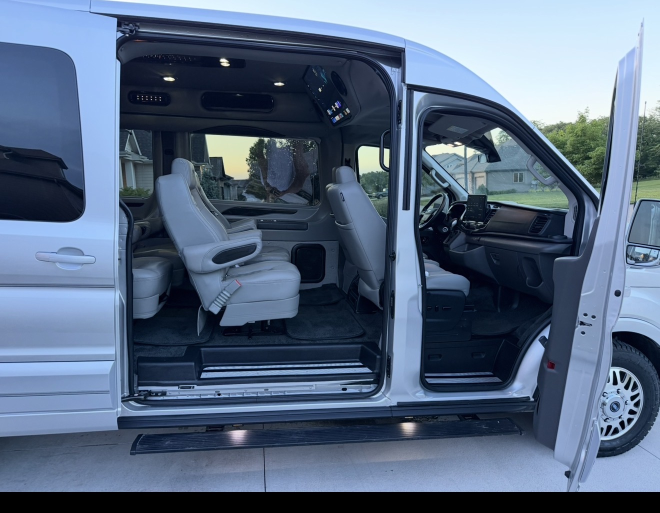 Used 2026 Ford Transit 250 148 Medium Roof Extended AWD image 5