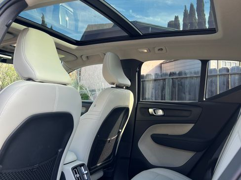 Used 2023 Volvo XC40 B5 Ultimate w/ Climate Package image 9