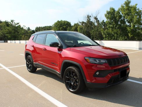 Used 2023 Jeep Compass Latitude w/ Convenience Group AWD/4WD image 10