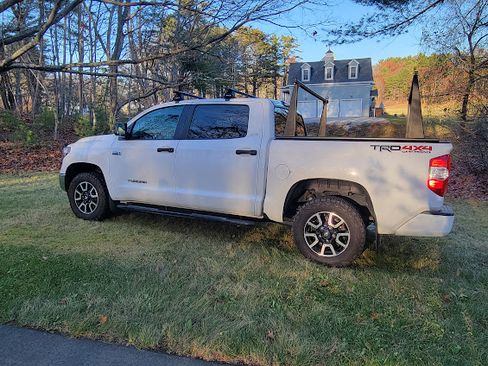 Used 2018 Toyota Tundra SR5 w/ TRD Off Road Package image 10