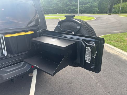 Used 2018 Jeep Wrangler Unlimited Sahara w/ Dual Top Group AWD/4WD image 6