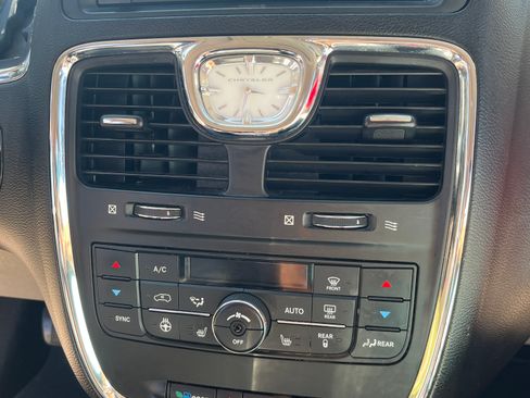 Used 2013 Chrysler Town & Country Touring-L w/ Driver Convenience Group image 17
