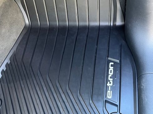 Used 2022 Audi e-tron Premium w/ Convenience Plus Package image 12