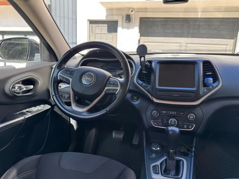 Used 2016 Jeep Cherokee Latitude w/ Comfort & Convenience Group image 18