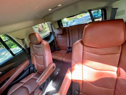 Used 2018 Cadillac Escalade Luxury image 12