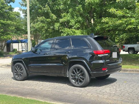 Used 2020 Jeep Grand Cherokee Altitude RWD image 9