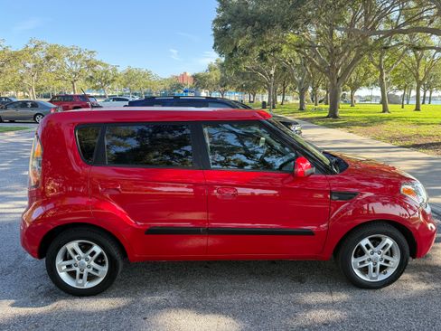 Used 2010 Kia Soul + FWD image 6