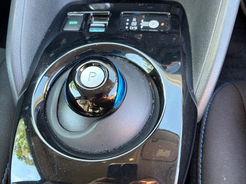 Used 2018 Nissan Leaf SV w/ SV Technology Package FWD image 12