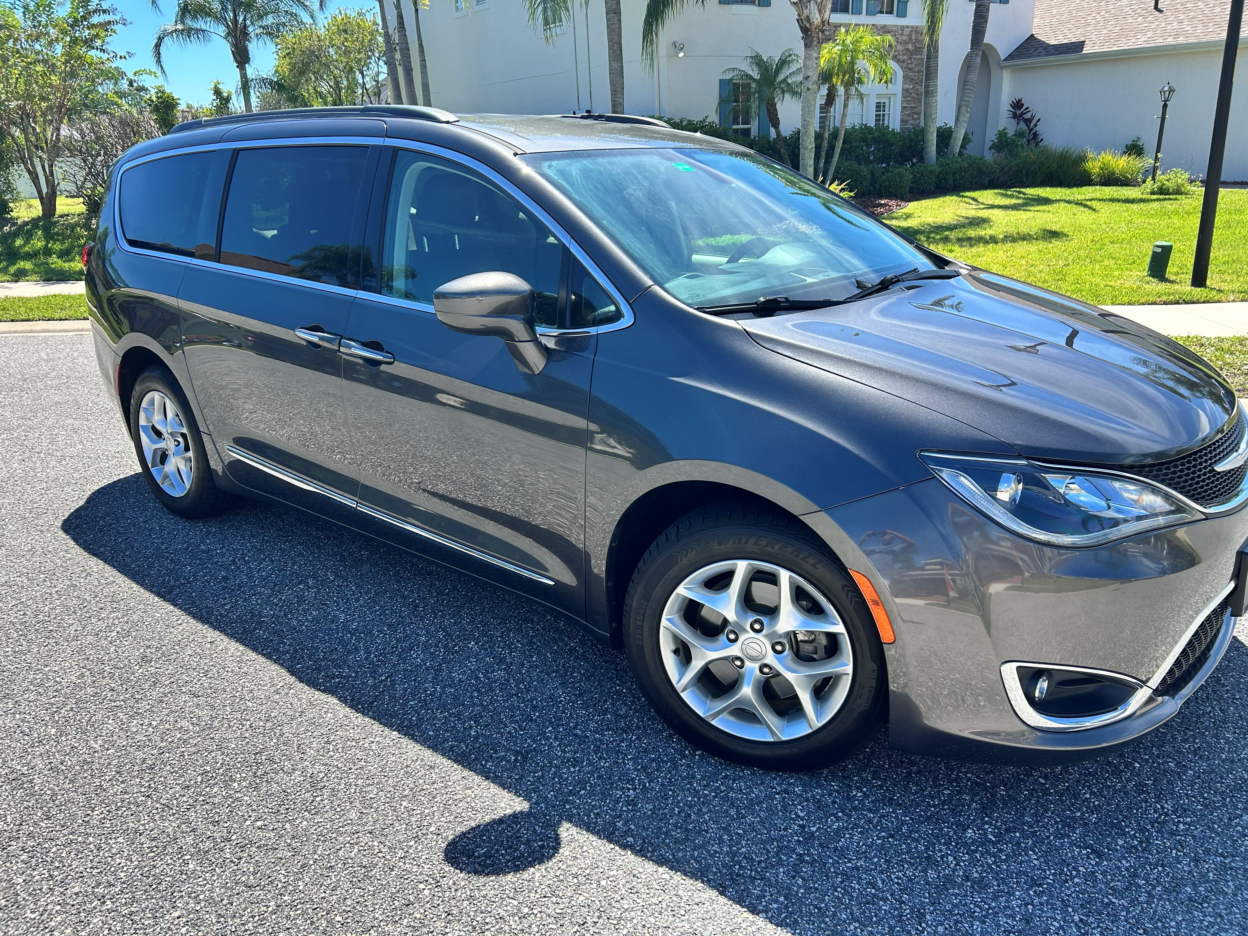 Used 2017 Chrysler Pacifica Touring-L w/ Tire & Wheel Group FWD image 1
