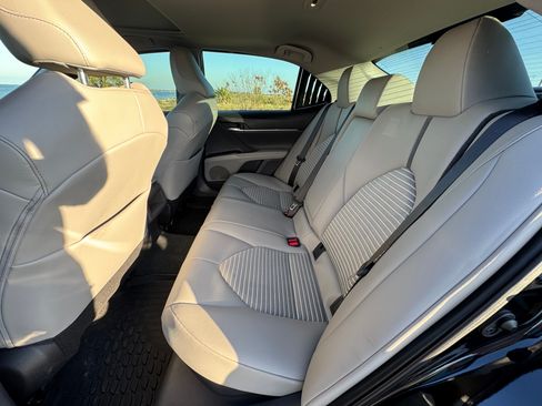 Used 2022 Toyota Camry SE image 8