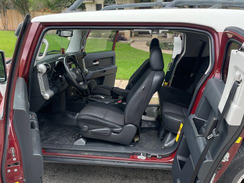 Used 2011 Toyota FJ Cruiser Sport Utility 2D w/ Convenience Pkg image 10