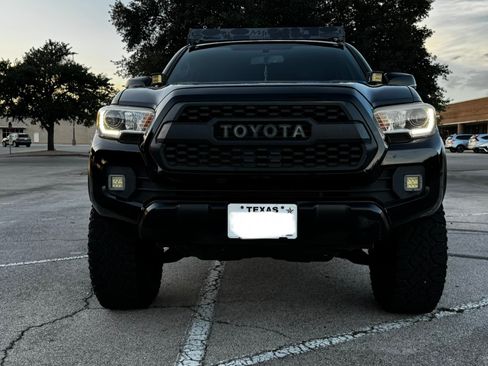 Used 2017 Toyota Tacoma TRD Off-Road w/ Premium & Technology Package AWD/4WD image 2