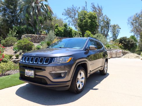 Used 2018 Jeep Compass Latitude w/ Popular Equipment Group AWD/4WD image 1