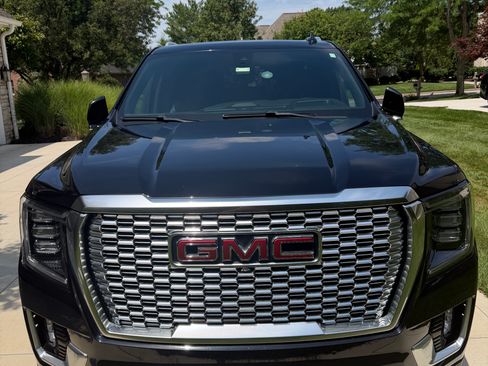Used 2021 GMC Yukon Denali w/ Denali Premium Package AWD/4WD image 2