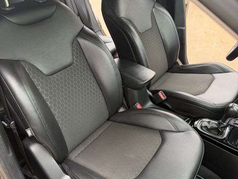 Used 2021 Jeep Compass Latitude FWD image 9