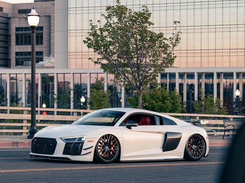 Used 2018 Audi R8 V10 w/ Premium Package RWD image 21