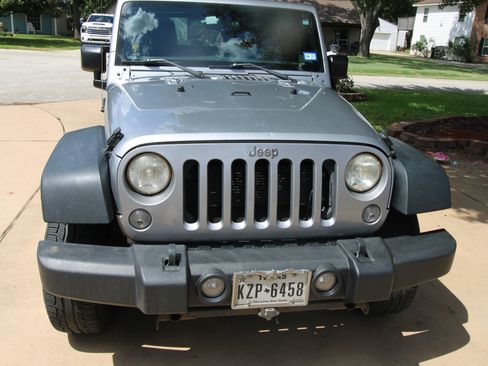 Used 2018 Jeep Wrangler Unlimited Sport w/ Connectivity Group AWD/4WD image 2