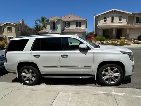 Used 2018 Cadillac Escalade Luxury AWD/4WD image 6