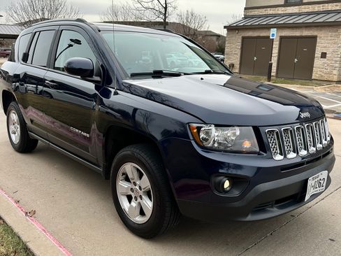 Used 2017 Jeep Compass Latitude image 4