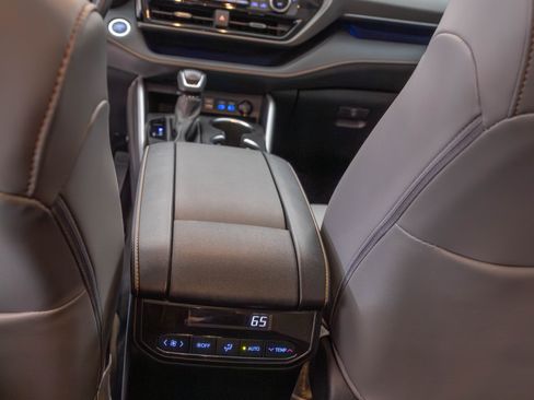 Used 2022 Toyota Highlander Bronze Edition image 12