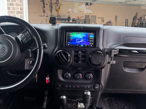 Used 2016 Jeep Wrangler Unlimited Sahara image 11