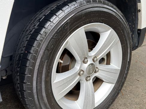 Used 2011 Jeep Patriot Latitude w/ Sun/Sound Group FWD image 9