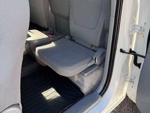 Used 2011 Toyota Tacoma 4x4 Access Cab V6 w/ TRD Off-Road Pkg image 8