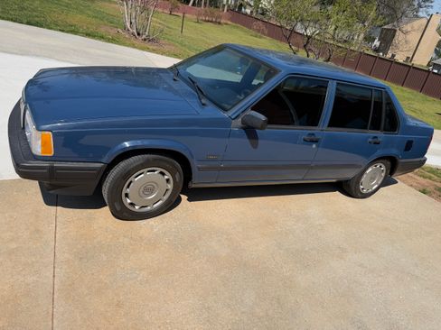 Used 1994 Volvo 940 Sedan 4D image 2