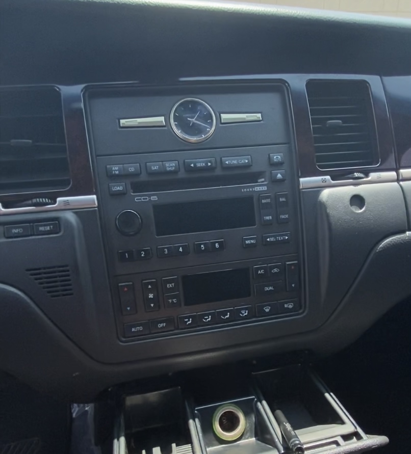 Used 2011 Lincoln Town Car Signature Limited RWD image 15