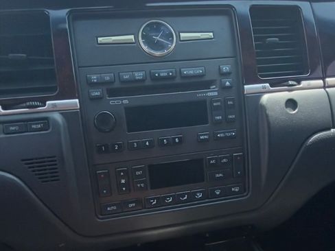 Used 2011 Lincoln Town Car Signature Limited image 15