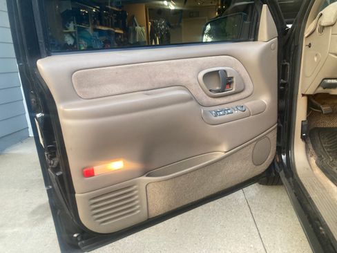 Used 1999 GMC Suburban 2WD w/ Marketing Opt Pkg 3 image 26