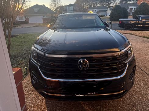 Used 2025 Volkswagen Atlas SEL Premium R-Line image 2