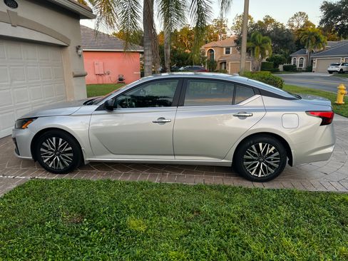 Used 2025 Nissan Altima 2.5 SV image 2