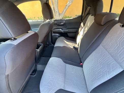 Used 2022 Toyota Tacoma TRD Sport w/ Technology Package RWD image 9