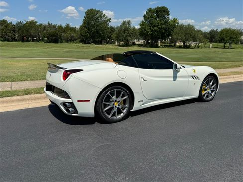 Used 2011 Ferrari California image 24